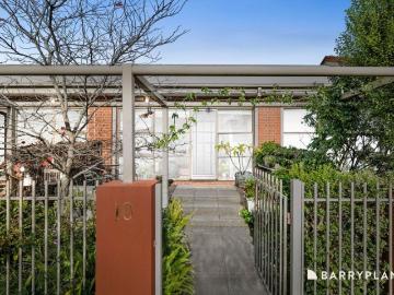 Private Parkland Frontage Meets North Facing Comfort