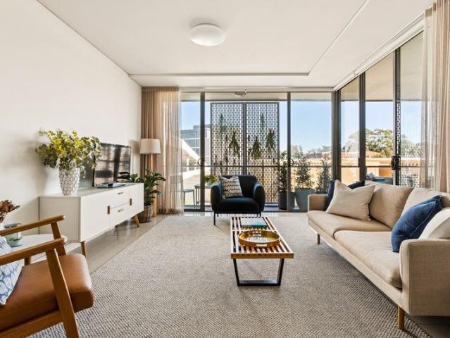 Private Parkside Apartment With Wraparound Balcony And Secure Parking