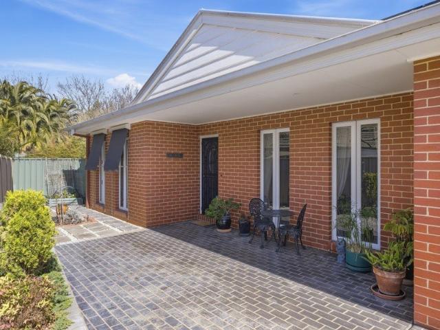 PRIVATE, PARKSIDE LIVING CLOSE TO TOWN