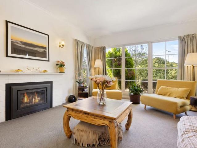 Private Poolside Living in a Convenient Kilmore Location