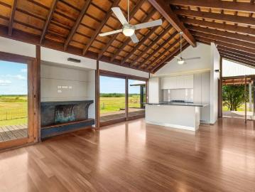 Private Rural Retreat Minutes from the Coast