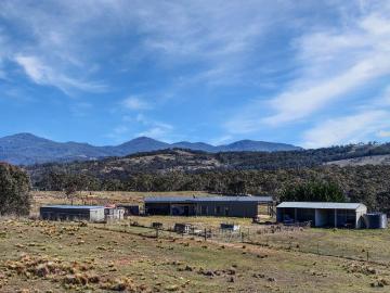 Private Rural Sanctuary with Panoramic Tinderry Range Views