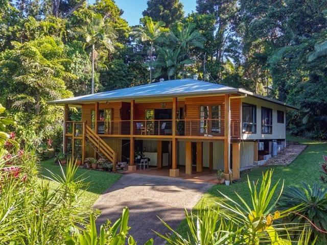 Private Rainforest Retreat with Breezes & Space !