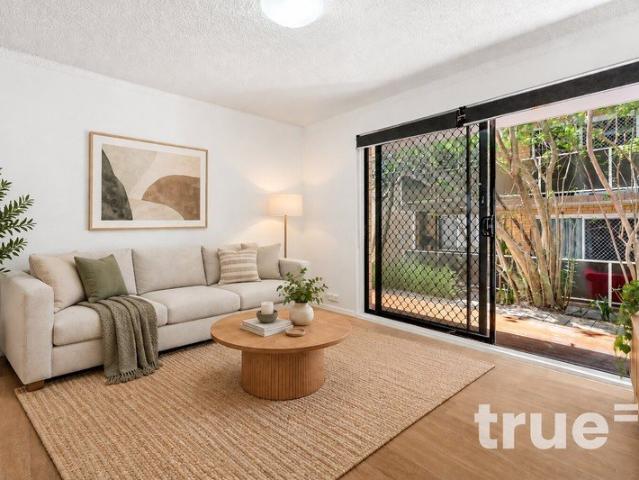 PRIVATE, RECENTLY RENOVATED APARTMENT IN IDEAL LOCATION