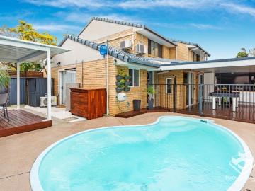 Private Resort 700m from Broadwater!