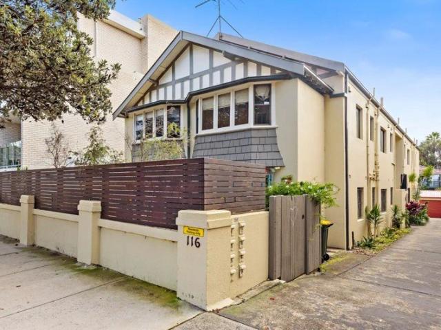 PRIVATE RESIDENCE WITH LOCK UP GARAGE MOMENTS TO BONDI BEACH