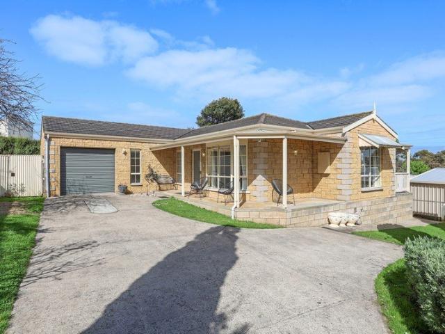 Private Retiree Living with Workshop Shed & Caravan Space !
