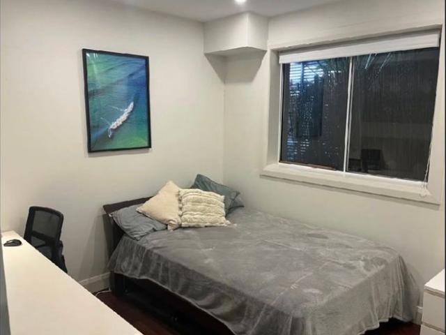 Private room 10 mins to Beach suitable for Females and non smokers only