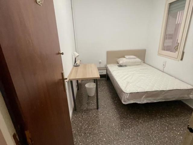 Private room in a well located apartment