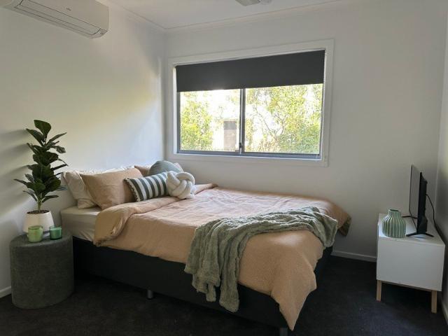 PRIVATE ROOM WITH AIR CONDITIONING PERFECT FOR STUDENTS CLOSE TO QUT!