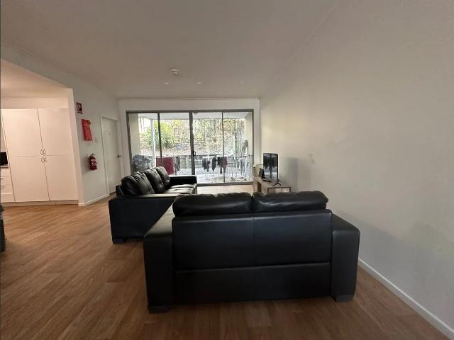 PRIVATE ROOM WITH AIR CONDITIONING PERFECT FOR STUDENTS CLOSE TO QUT!