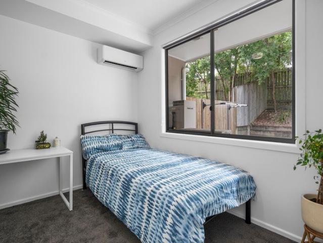 PRIVATE ROOM WITH AIR CONDITIONING PERFECT FOR STUDENTS CLOSE TO QUT!