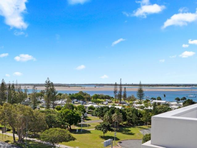 Private Rooftop Retreat with Broadwater Views