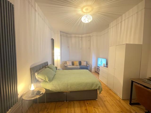 Private Studio with Own Kitchen & Bathroom