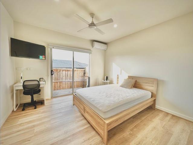 Private Studio with Ensuite & Courtyard Rent $215/week