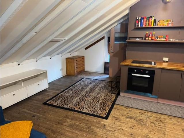 Private Studio Apartment Above Garage