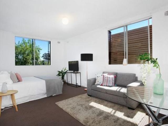 Private Studio Apartment with Parking in a Prime City Fringe Location