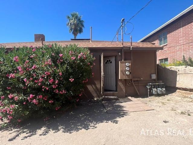 Private Studio less than a mile from U of A Campus