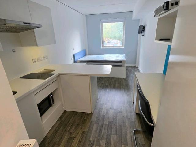 Private Studio Next to Westfield | £385pw