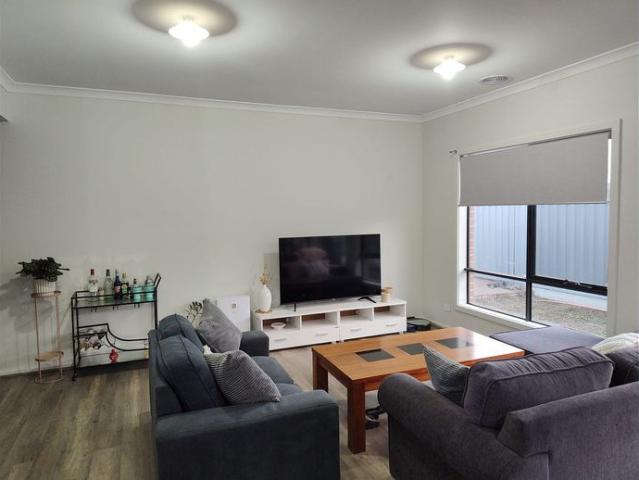 Private Studio Room with Ensuite Modern Amenities NEW Home