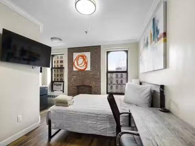 Private Studio/Shared Bath