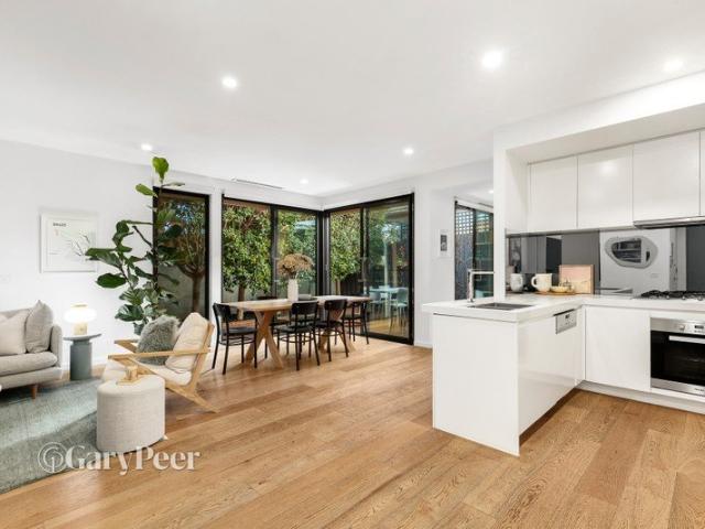 Private, sunlit townhouse with north facing courtyard