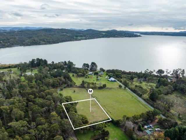 Private Swan Point allotment with bushland surrounds and tree lined driveway access