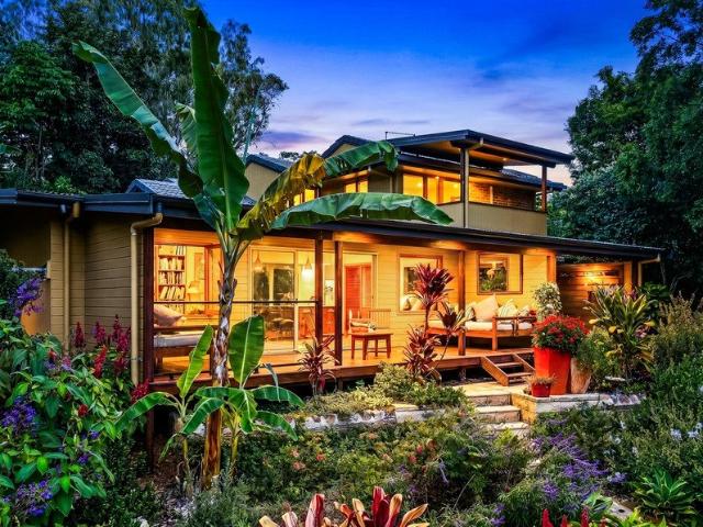 Private Sanctuary with Pool, Art Studio & Leafy Outlook