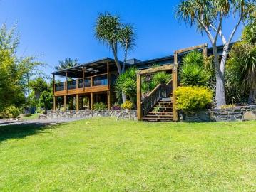 Private Sanctuary Between the Beach and the Bush