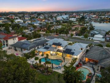 PRIVATE SANCTUARY ON THE GOLF COURSE LUXURY LIVING MINUTES FROM THE BEACH