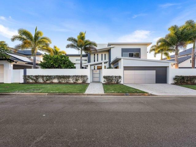 PRIVATE SANDY BEACH, MAIN RIVER ACCESS, THE ULTIMATE SORRENTO WATERFRONT LIFESTYLE