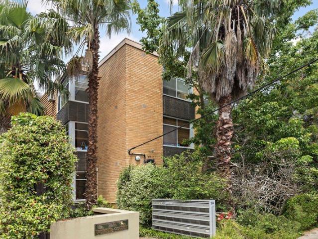 Private & Secluded Ground Floor Apartment in Prime Toorak Location !