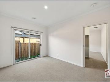 PRIVATE SELF CONTAINED LIVING!