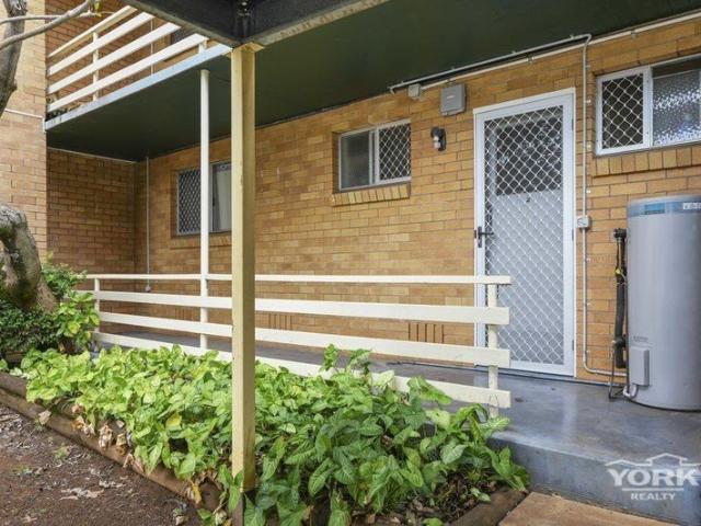 Private Single Level Unit / Walk To Queens Park and CBD