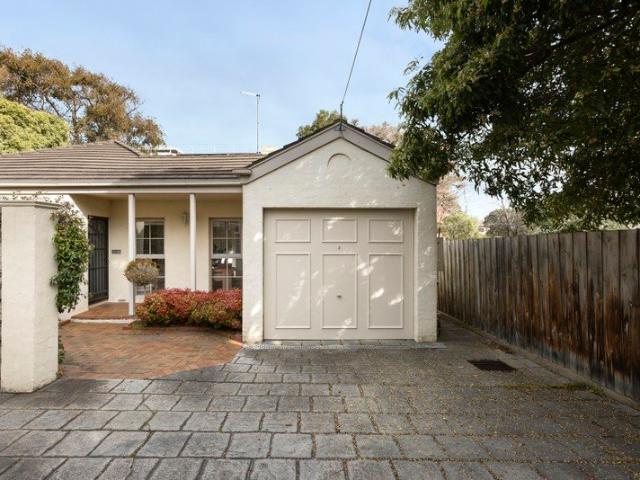 Private Single Level Living with a Sunlit Courtyard
