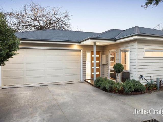 Private single level living with outdoor entertaining