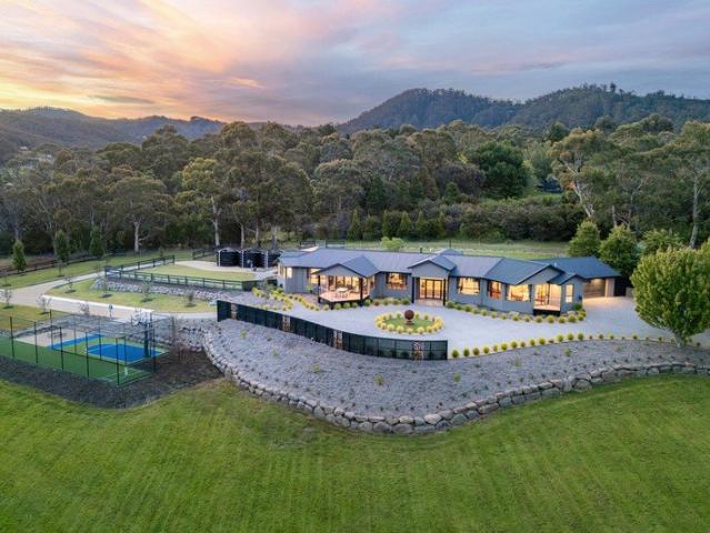 Private, Single Level Luxury Residence on Manicured 2.86ha Allotment