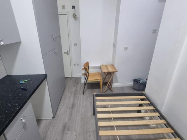 PRIVATE Single small Studio Flat En suite
