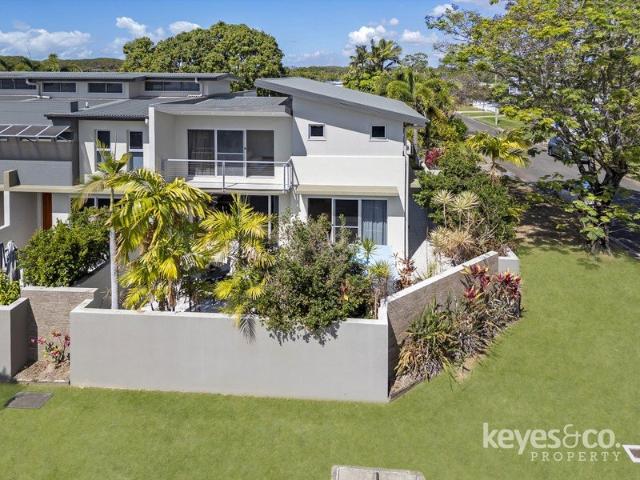 Private, Spacious & a Townhouse That Thinks It's a House!