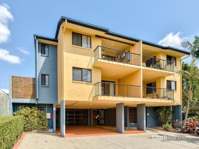 PRIVATE & SPACIOUS APARTMENT JUST MOMENTS FROM EVERYTHING