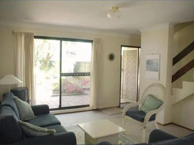 Private Two Bedroom Townhouse with Two Courtyards & Leafy Green Outlook