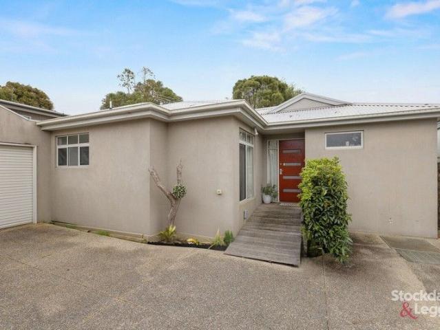 Private Three Bedroom Unit Close to Shops
