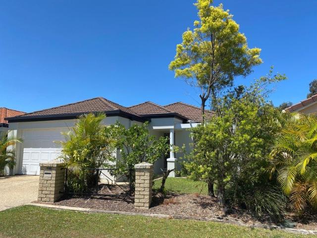 Private, tidy and close to everything 3 Bed/2 Bath/Double remote Garage/AC