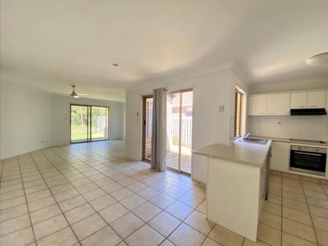 Private, tidy and close to everything 3 Bed/2 Bath/Double remote Garage/AC