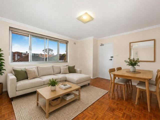 Private Top Floor Apartment with Stunning District Views