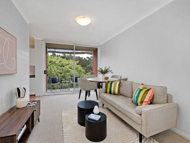 Private top floor living with lock up garage in North Avalon