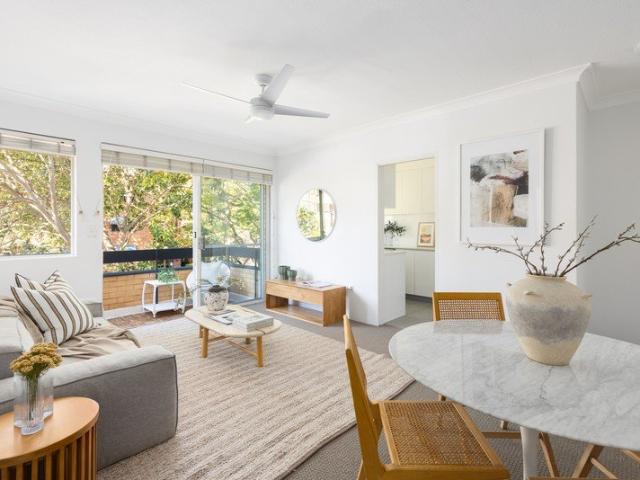 Private Top Floor Sanctuary with Leafy Outlook