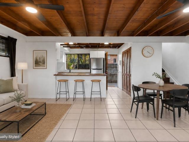 Private Townhouse with Courtyard & Balcony