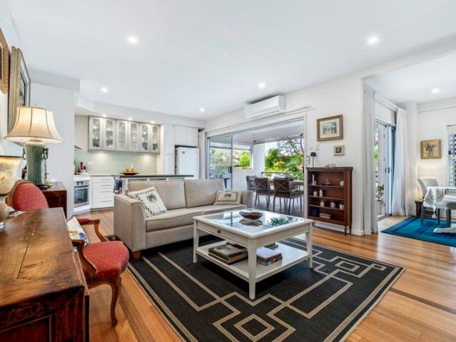 Private Townhouse with Courtyard & Corner Position