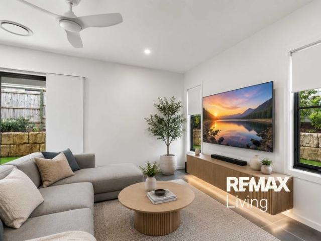 PRIVATE TOWNHOUSE WITH SPACE, COMFORT & CONVENIENCE @ the end of the complex